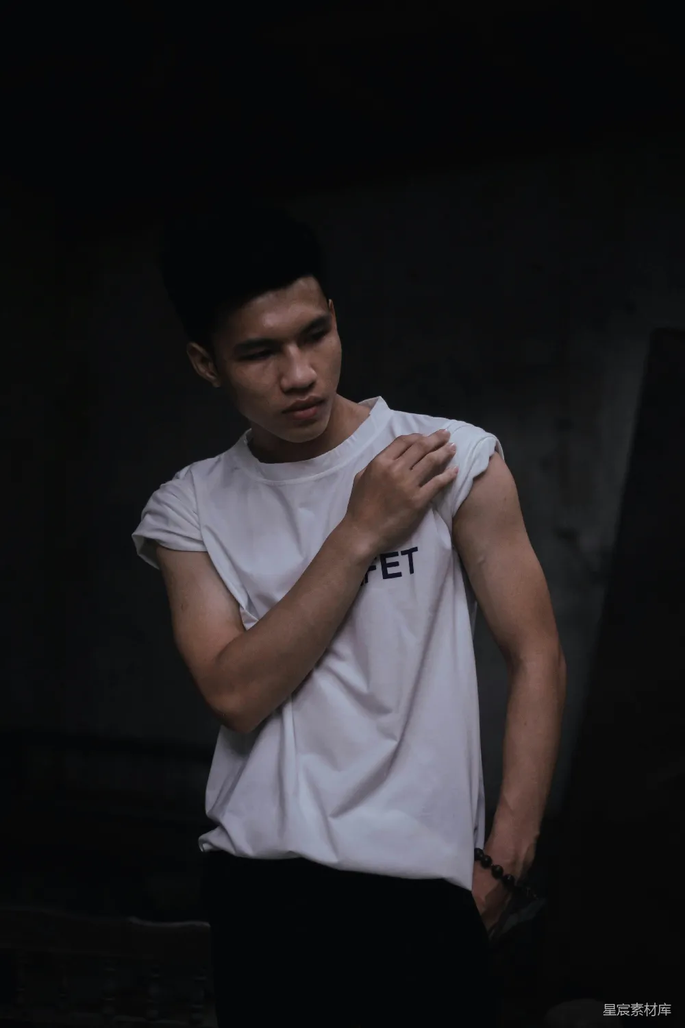 高清摄影  穿着白色圆领T恤的男人