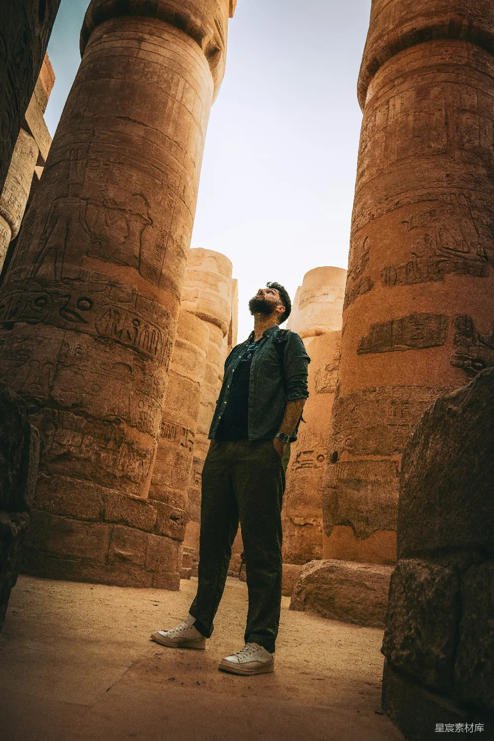高清摄影 旅行 人物 一个男人站在两根大柱子前。