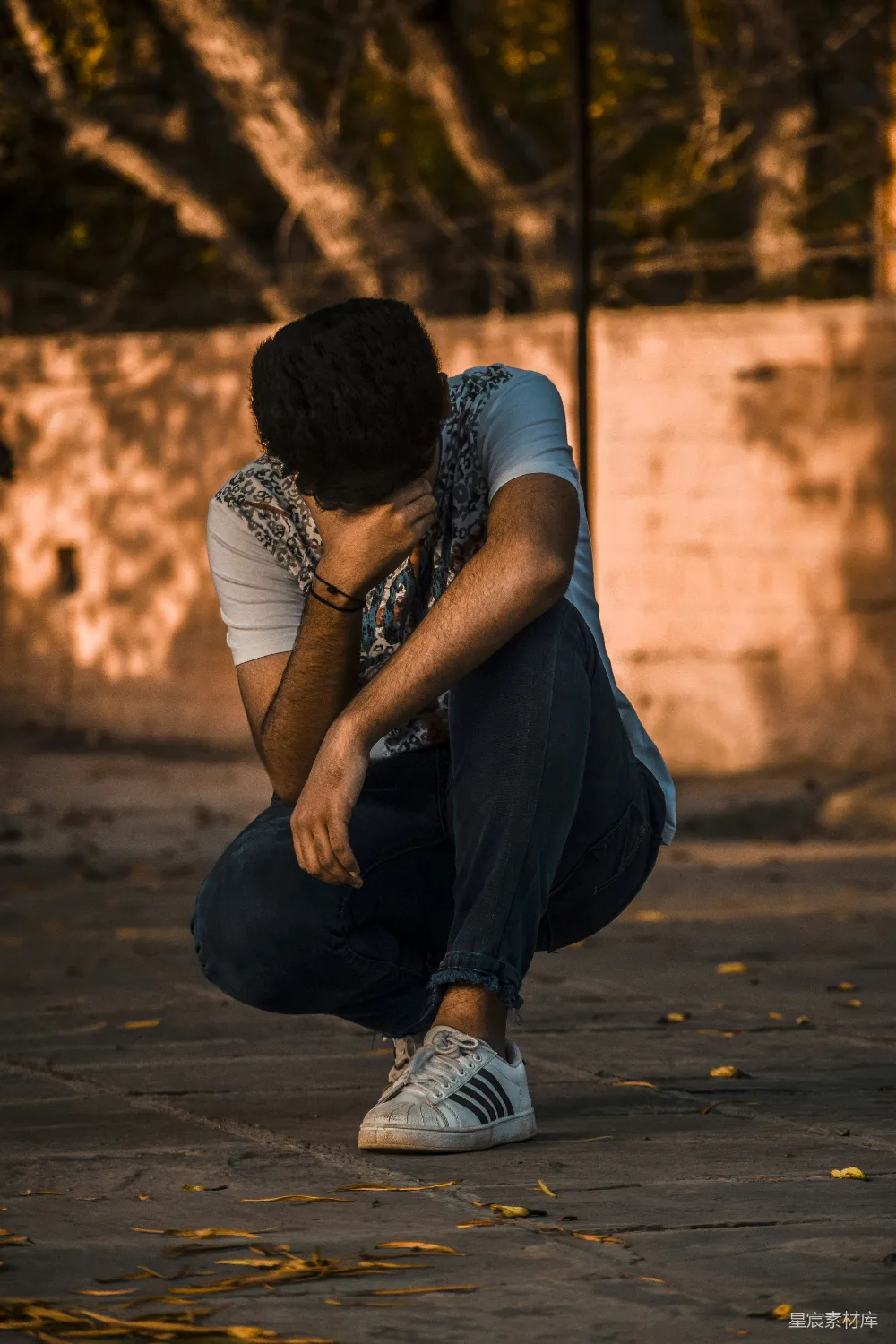 高清摄影  男人跪在地上