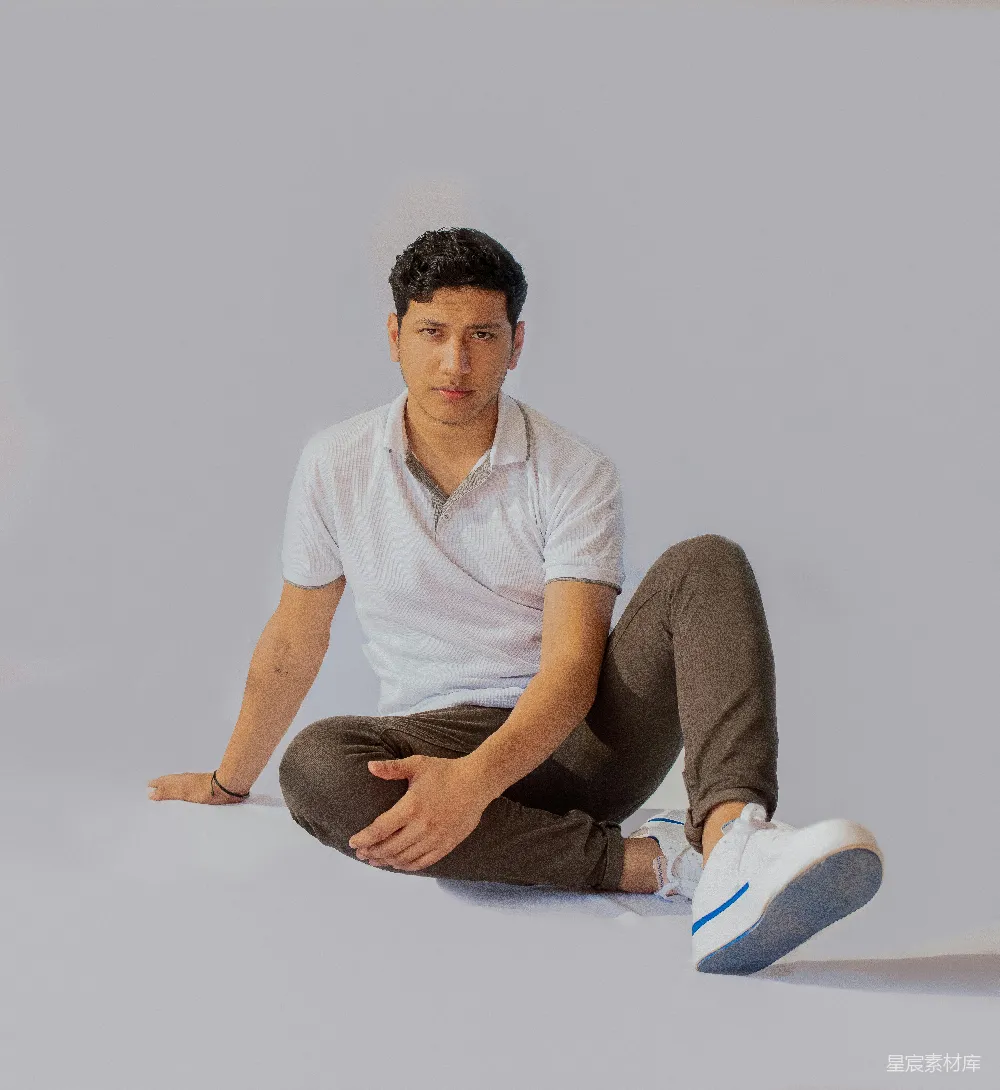 高清摄影  一个男人坐在地上，双腿交叉。