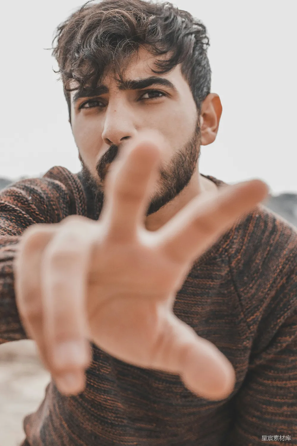 高清摄影 人物 穿着棕色毛衣的男人用手捂着脸