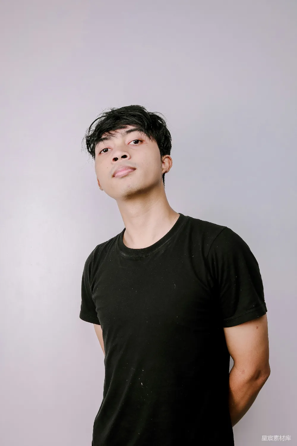高清摄影 人物 穿黑色圆领T恤的男人