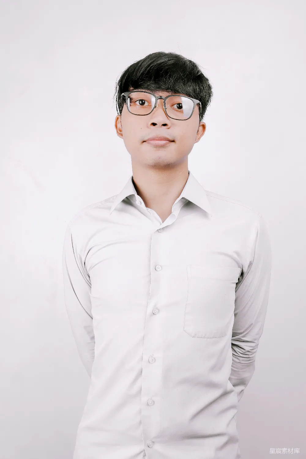高清摄影 人物 穿白色衬衫的男人戴着黑色框架的眼镜
