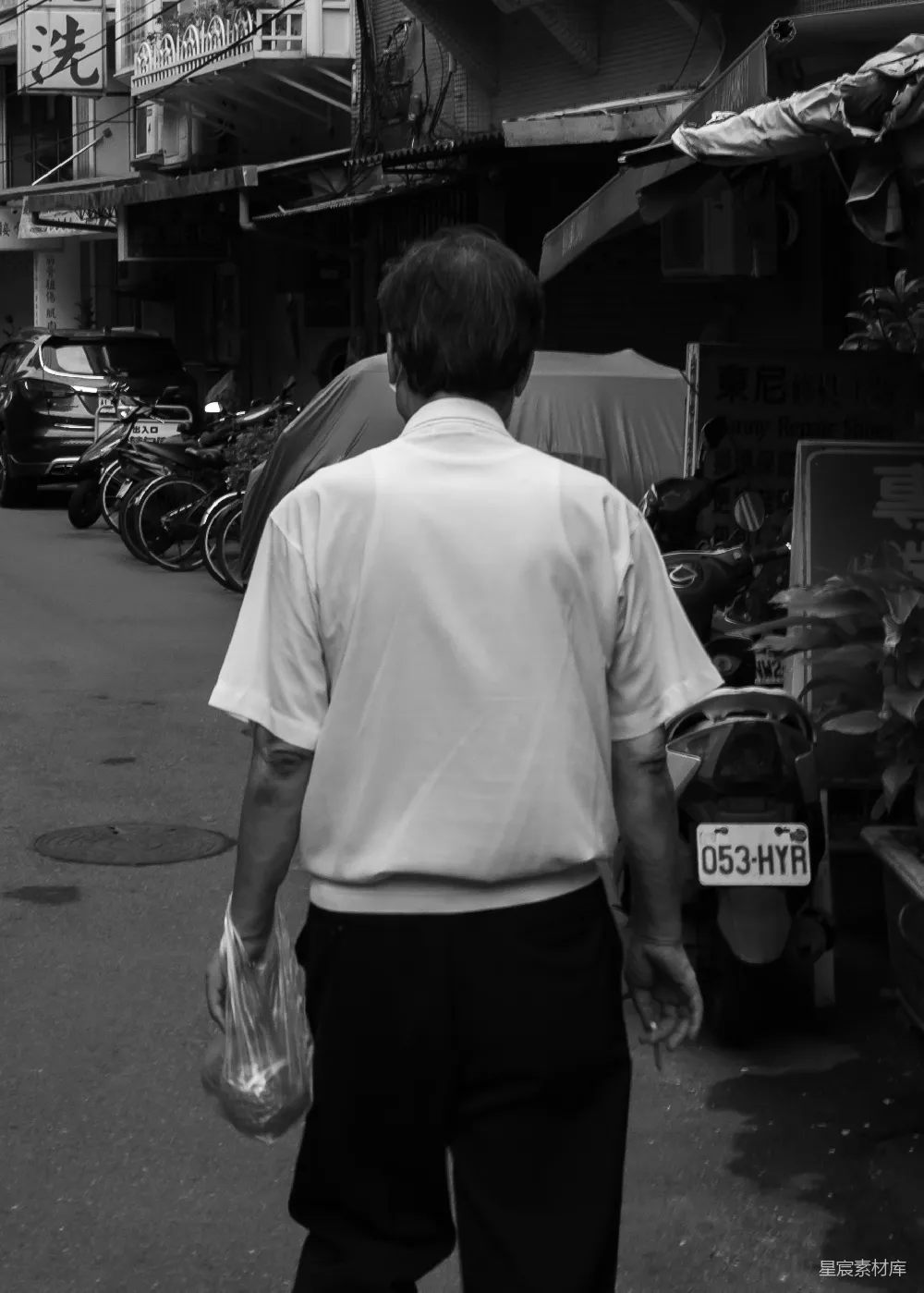 高清摄影 人物 一个男人在街上走着