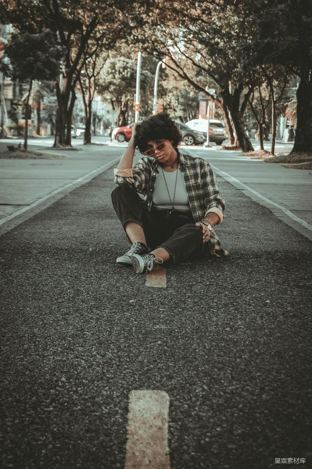高清摄影  一个年轻男人坐在路边。
