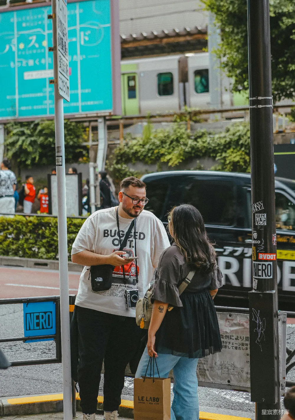 高清摄影 人物 一对男女站在街角。
