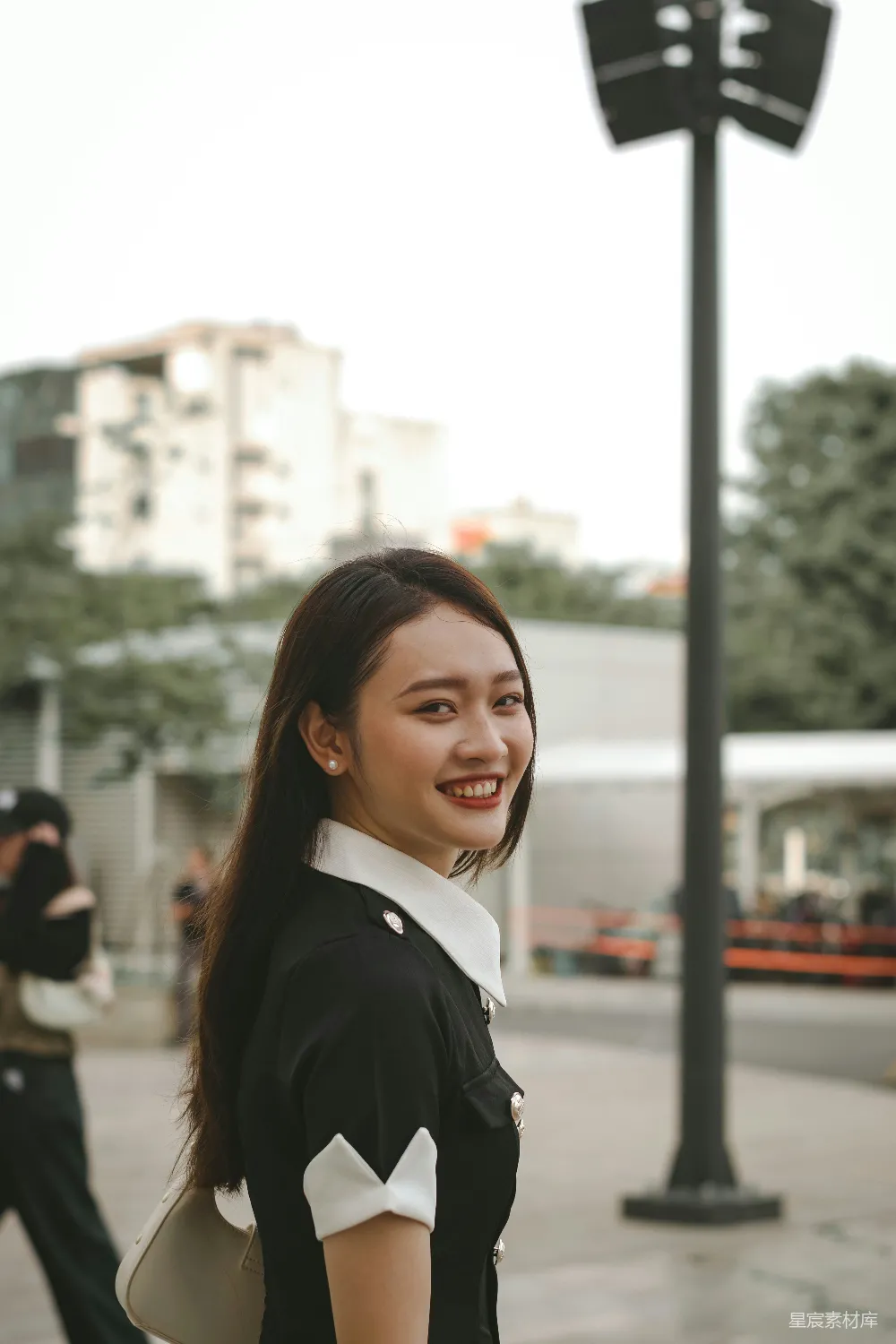 高清摄影 人物 一位女士站在路灯前。