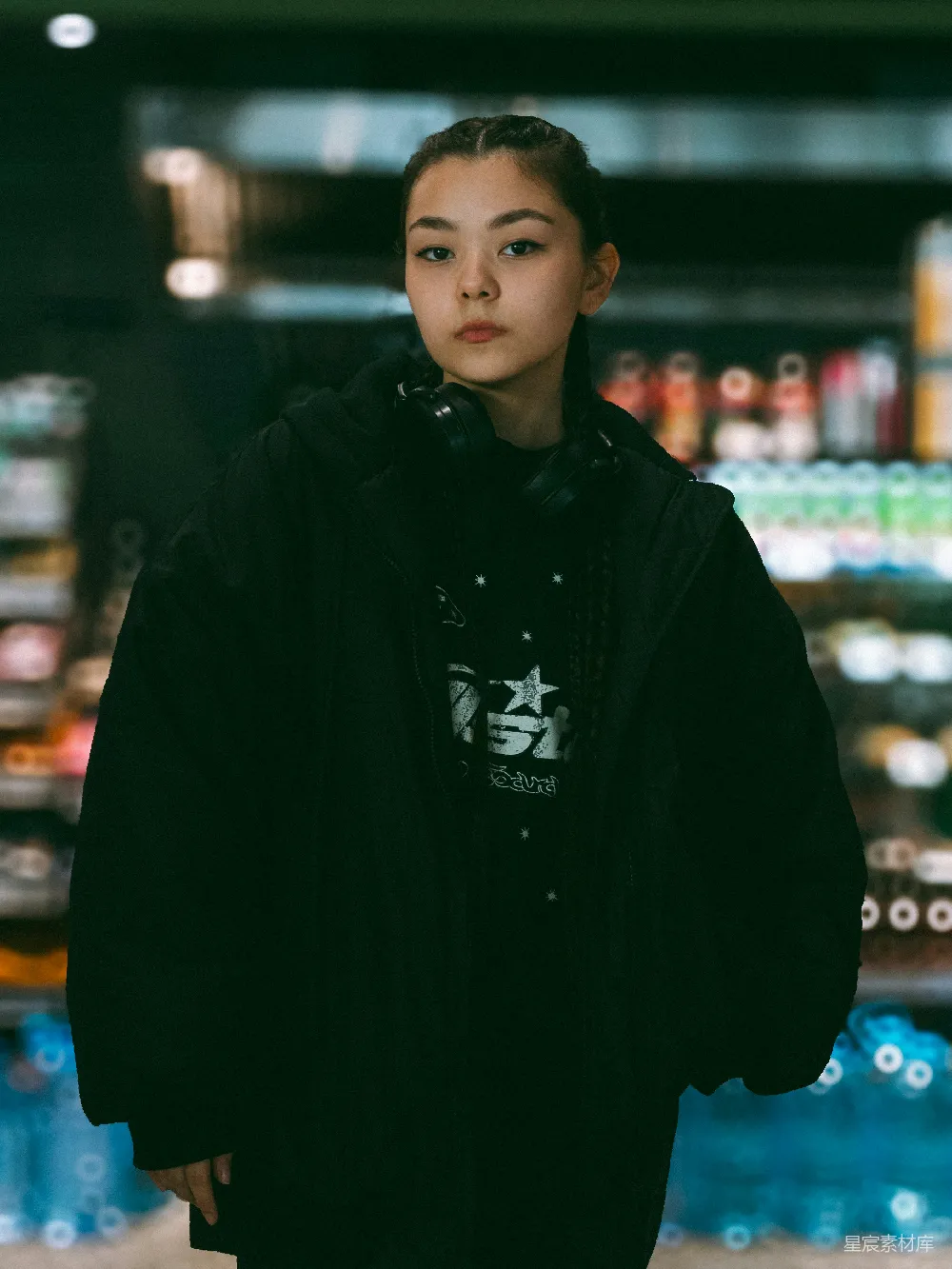 高清摄影  一个女人站在商店前面。