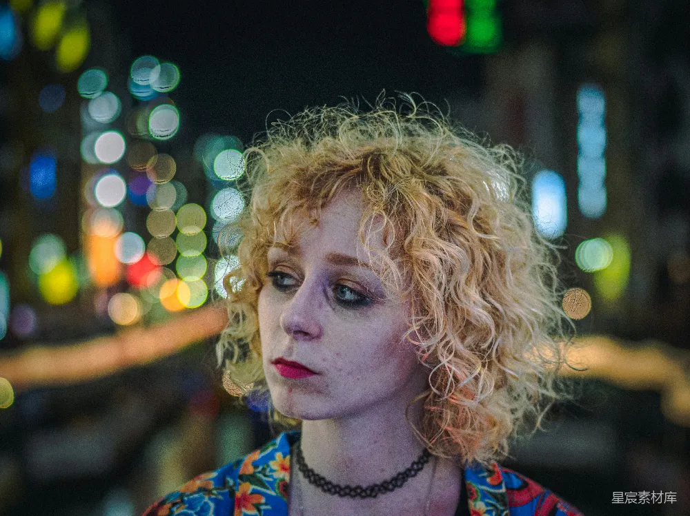 高清摄影 人物 穿着蓝红花卉衬衫的女人