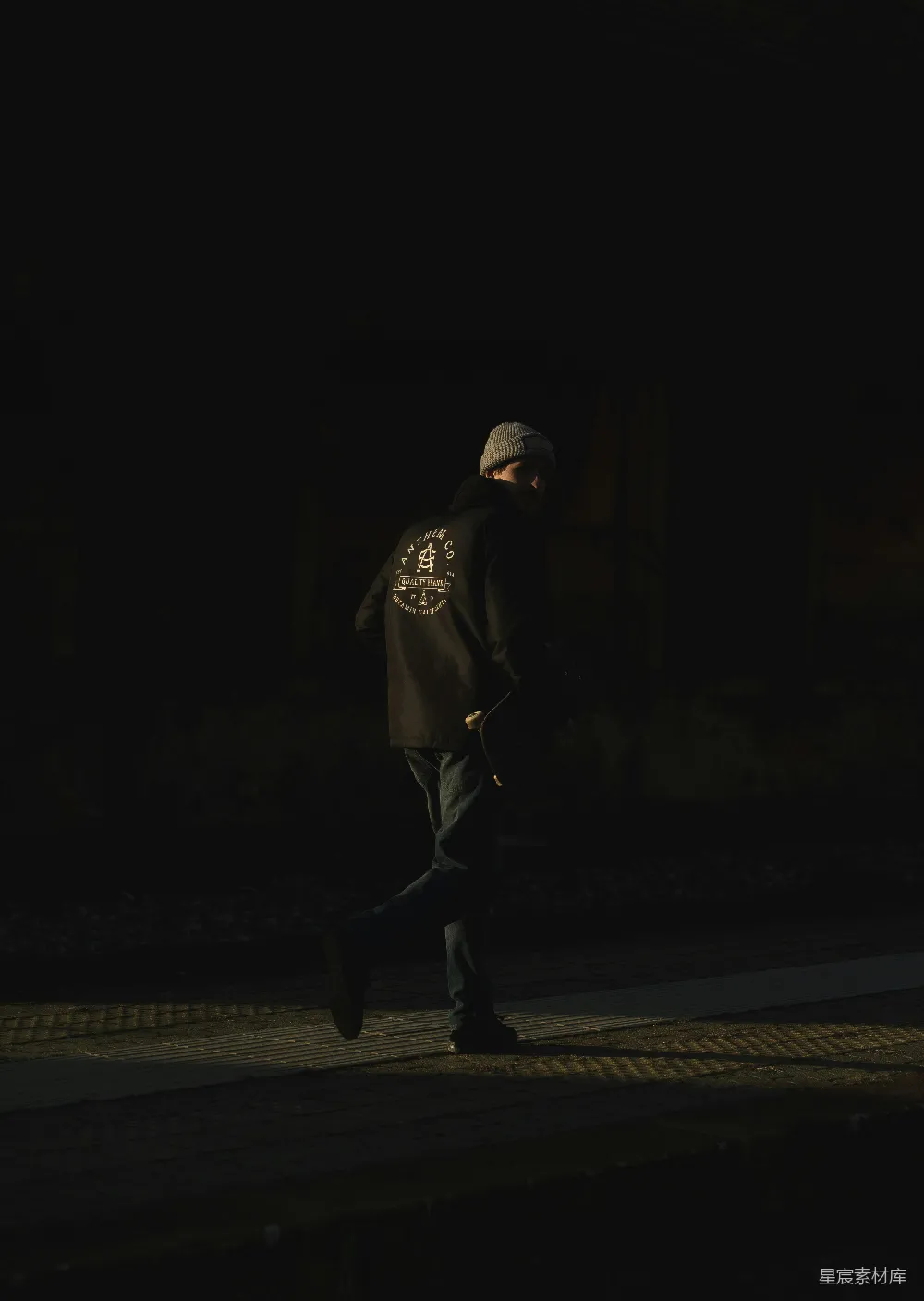 高清摄影  穿黑色外套的男人在夜间街道上行走。