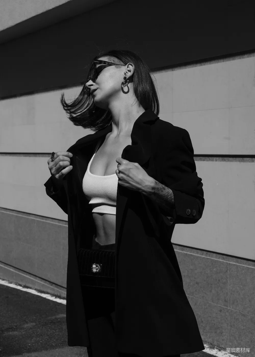 高清摄影 人物 一个穿着白色上衣和黑色外套的女人