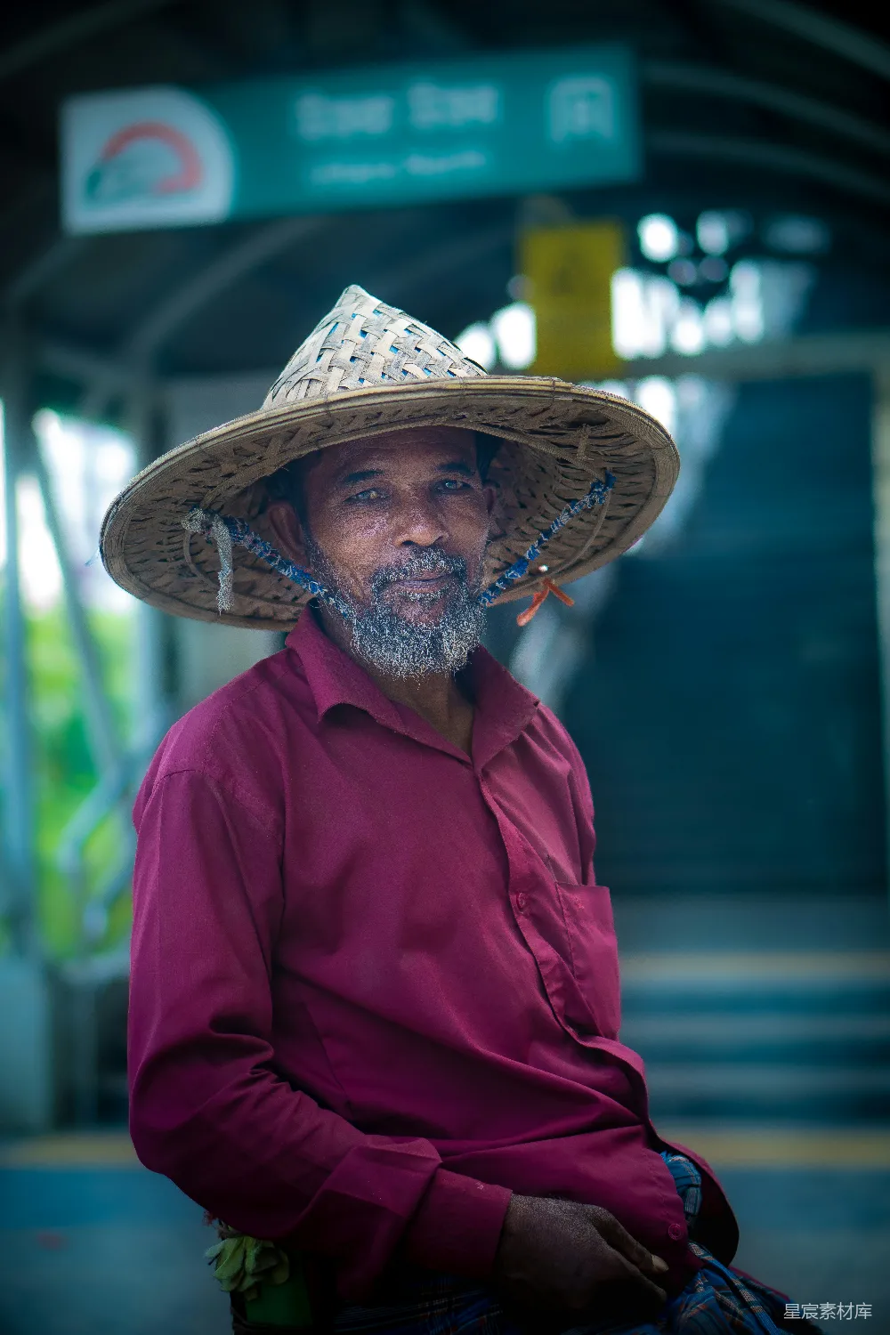 高清摄影 人物 戴着稻草帽和红色衬衫的男人。