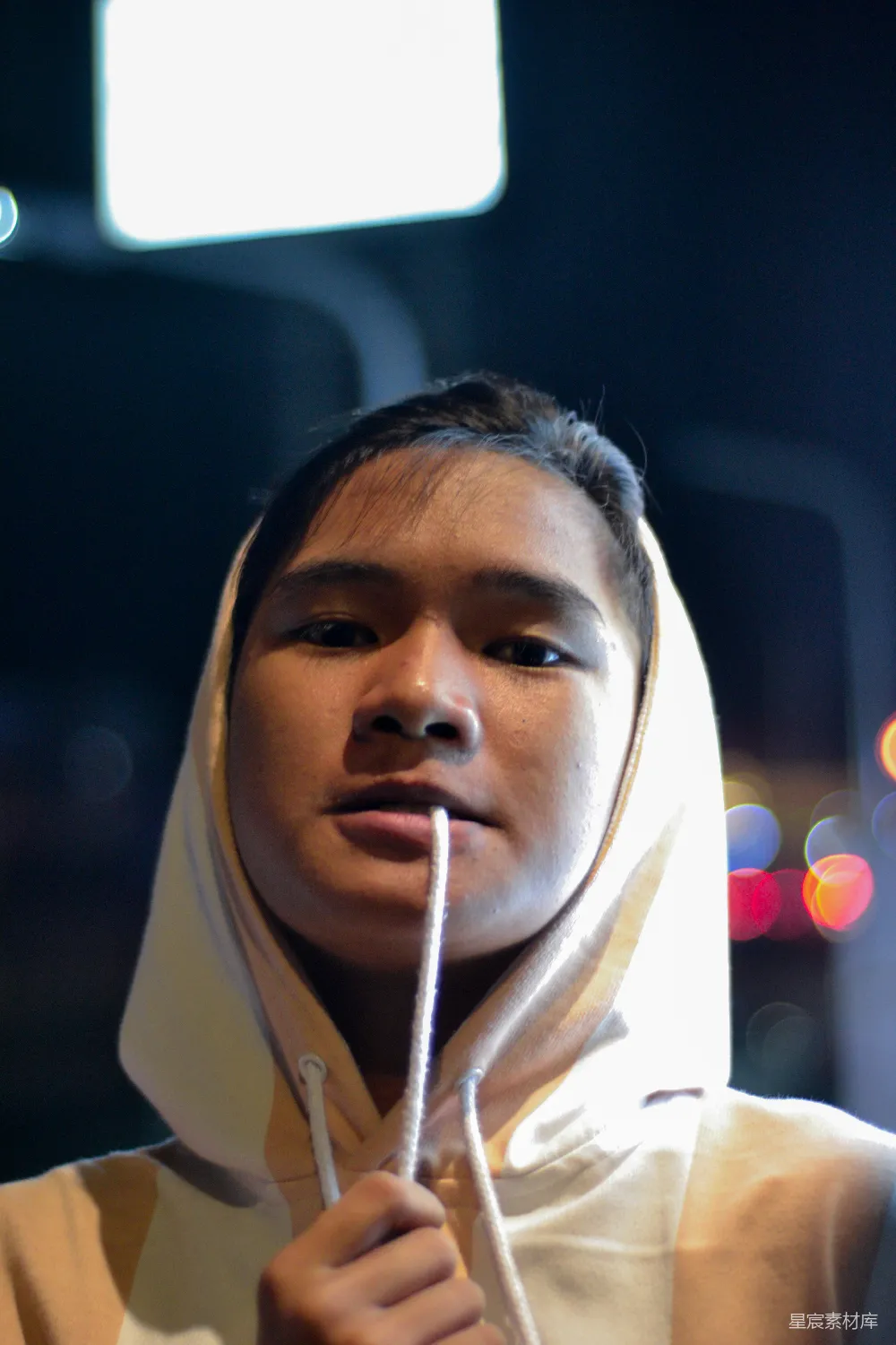 高清摄影 人物 穿着白色头巾的女子正在自拍