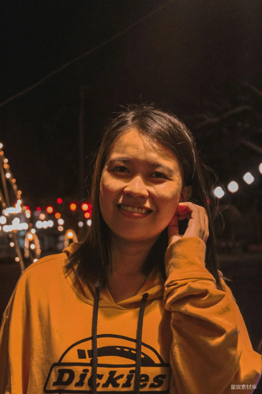 高清摄影  一个女人正在打电话。