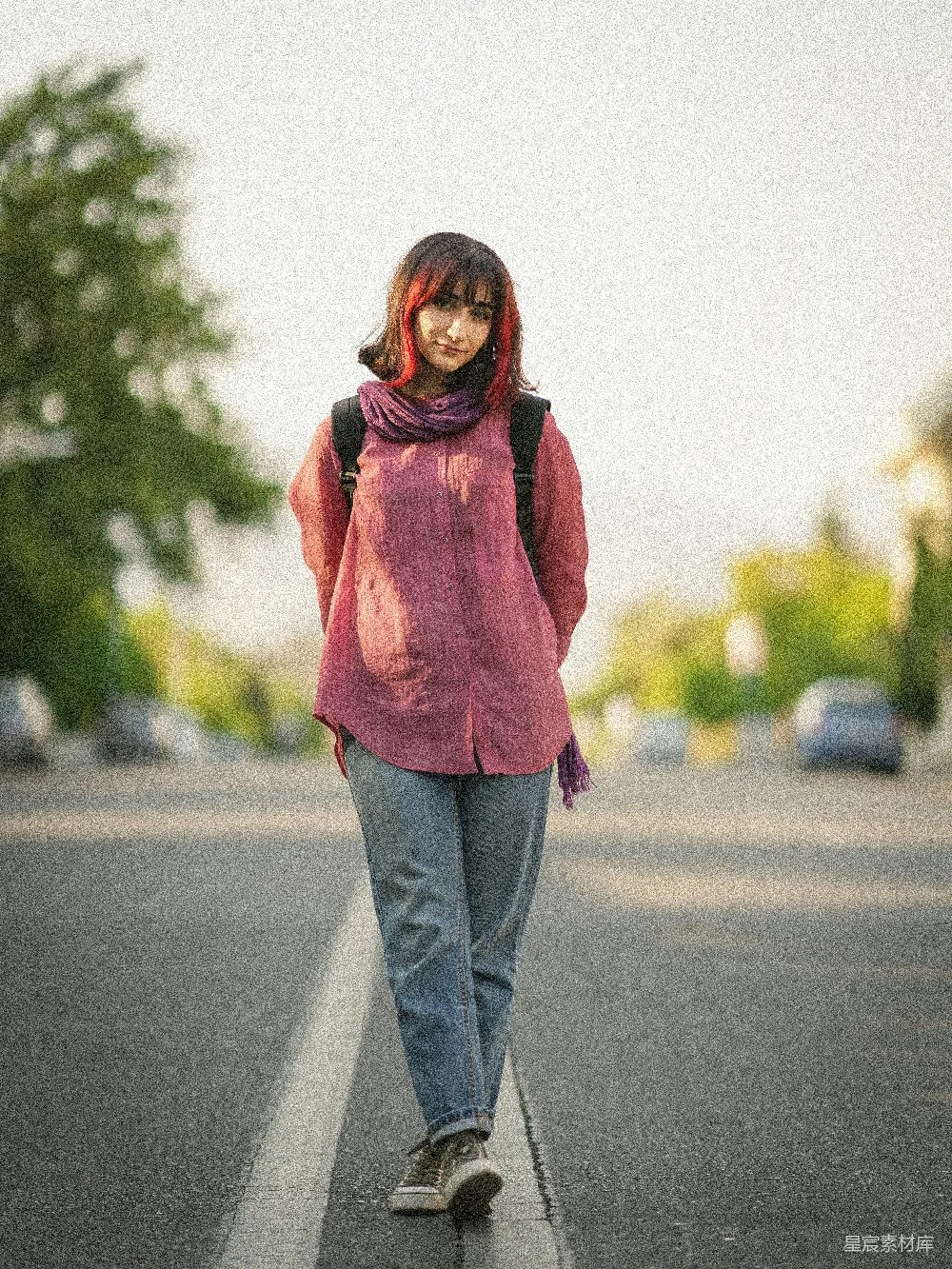 高清摄影  一个人走在路上。