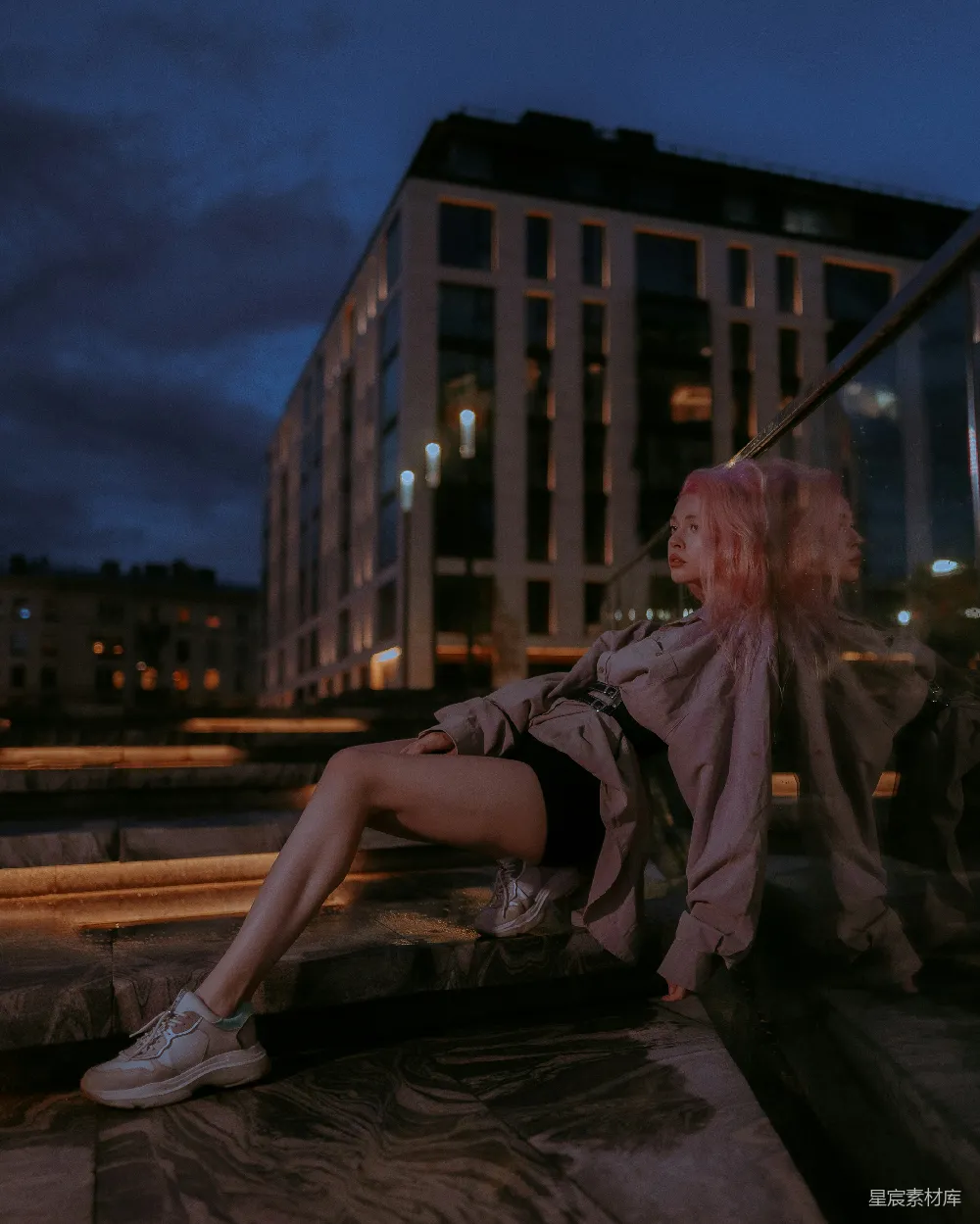 高清摄影  一个有着粉色头发的女人坐在栏杆上。