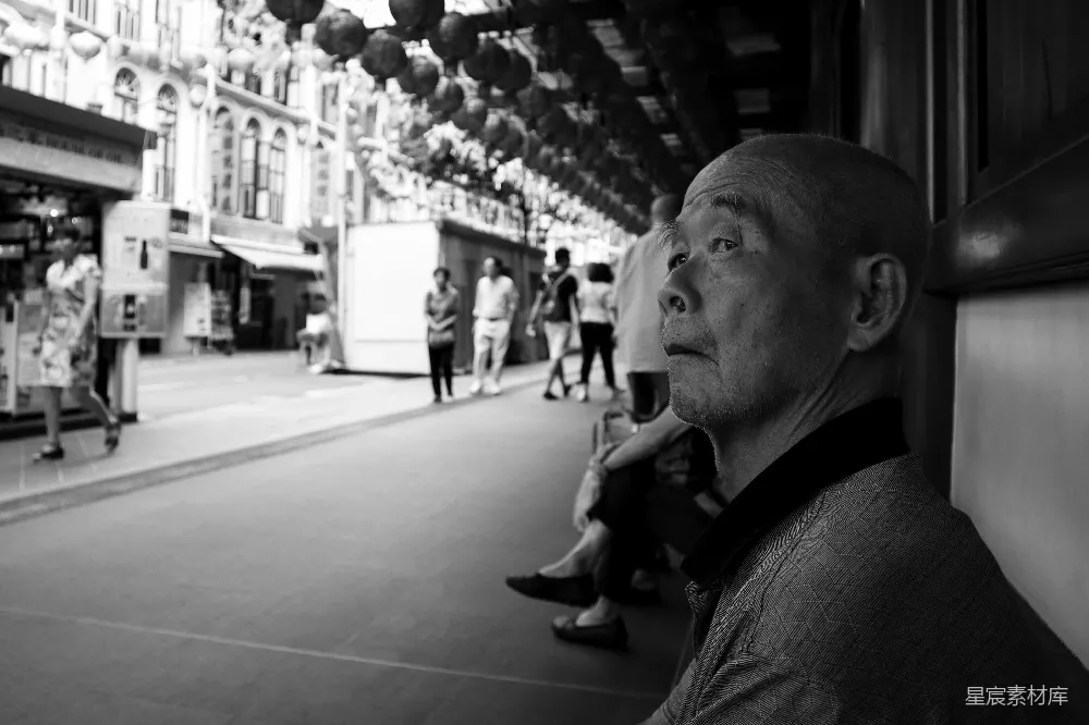 高清摄影  灰度照片中的男人坐在长椅上。