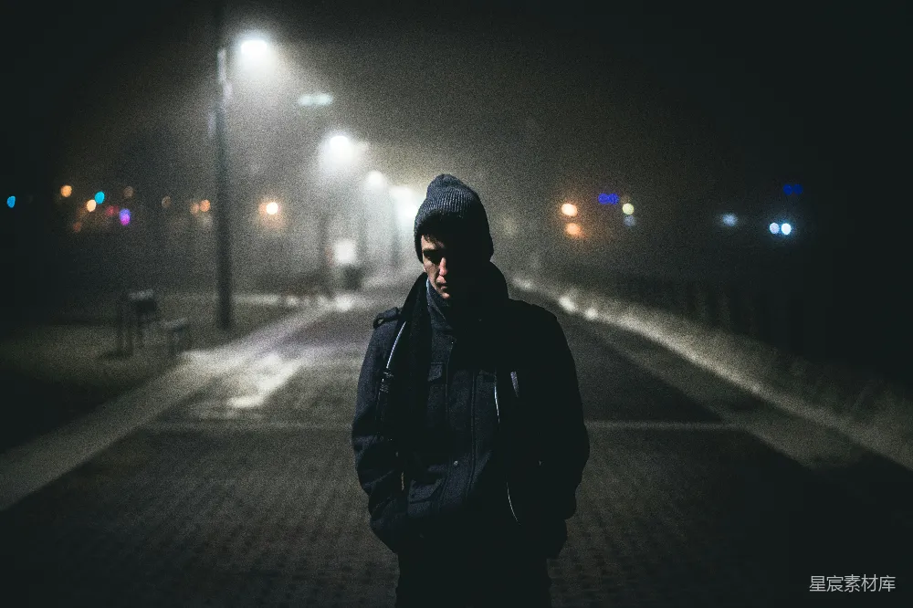 高清摄影  站在路灯附近的男子