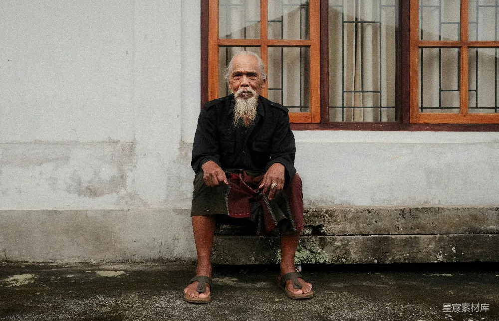 高清摄影  一位老人坐在窗前。