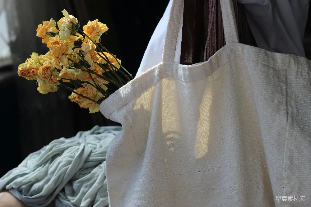 高清摄影  白色纺织品靠近黄色花朵