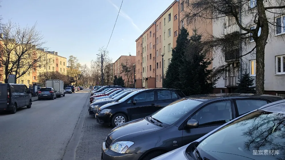高清摄影  一条城市街道上停着的一排汽车