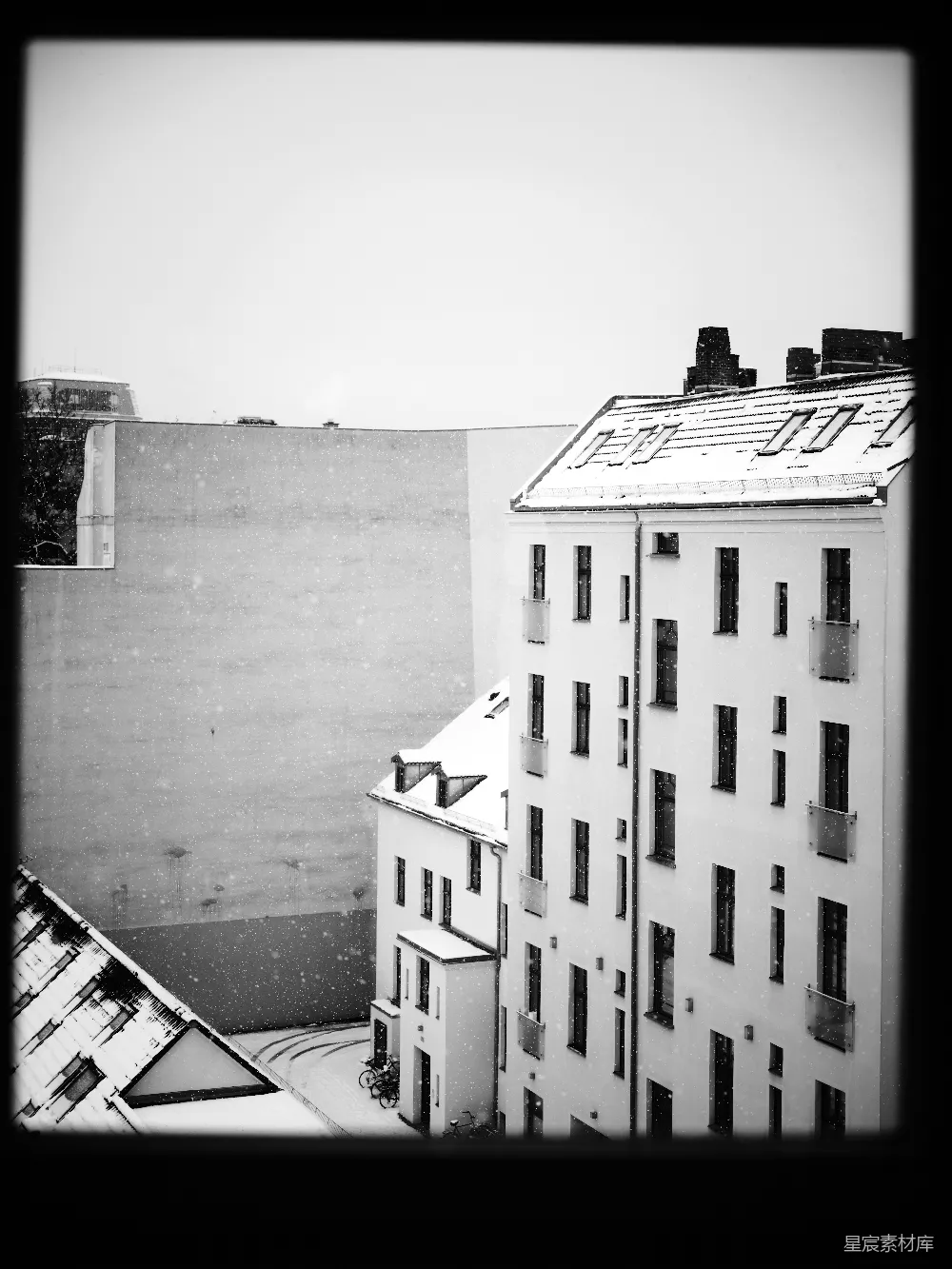 高清摄影  城市中的建筑物上飘落的雪。