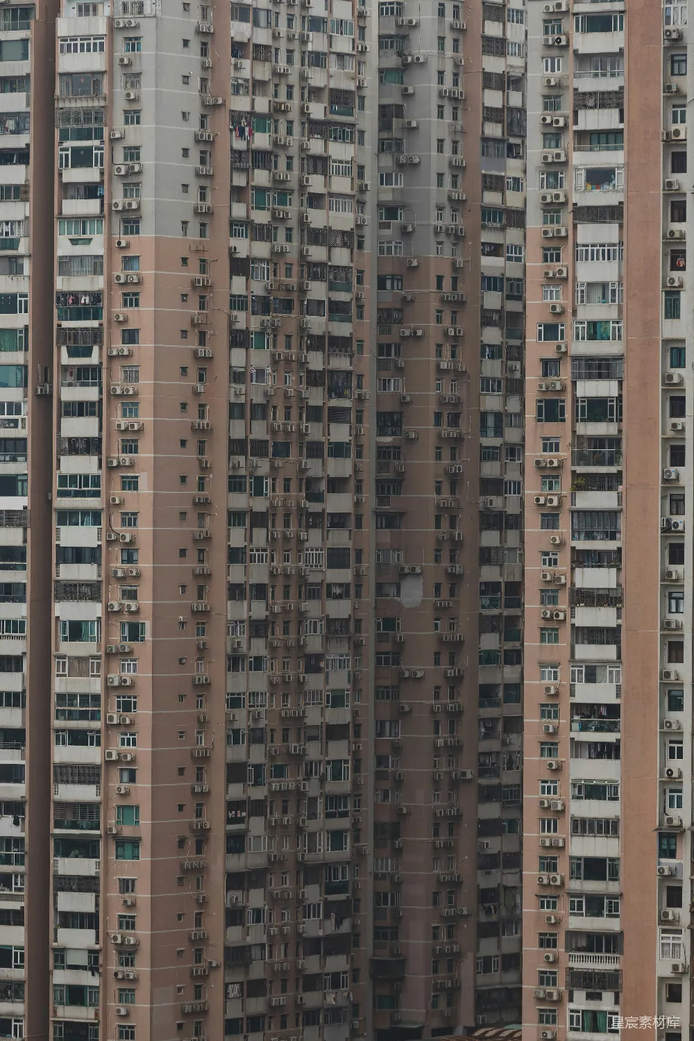 高清摄影  高楼大厦，有许多窗户和阳台。