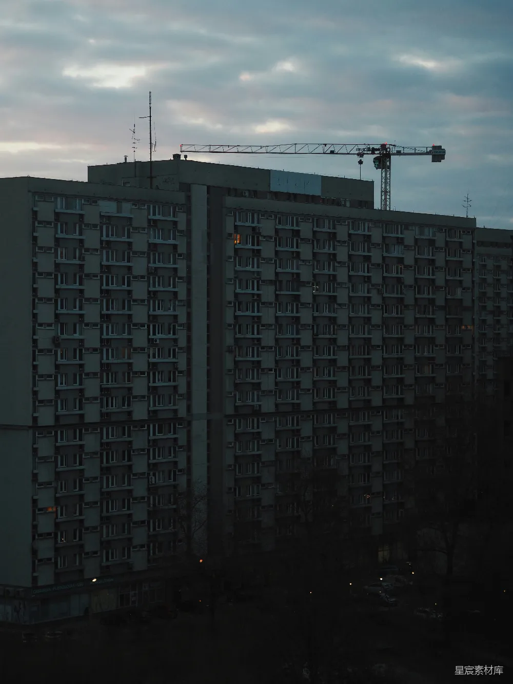 高清摄影  住宅楼和建筑起重机在黄昏时分