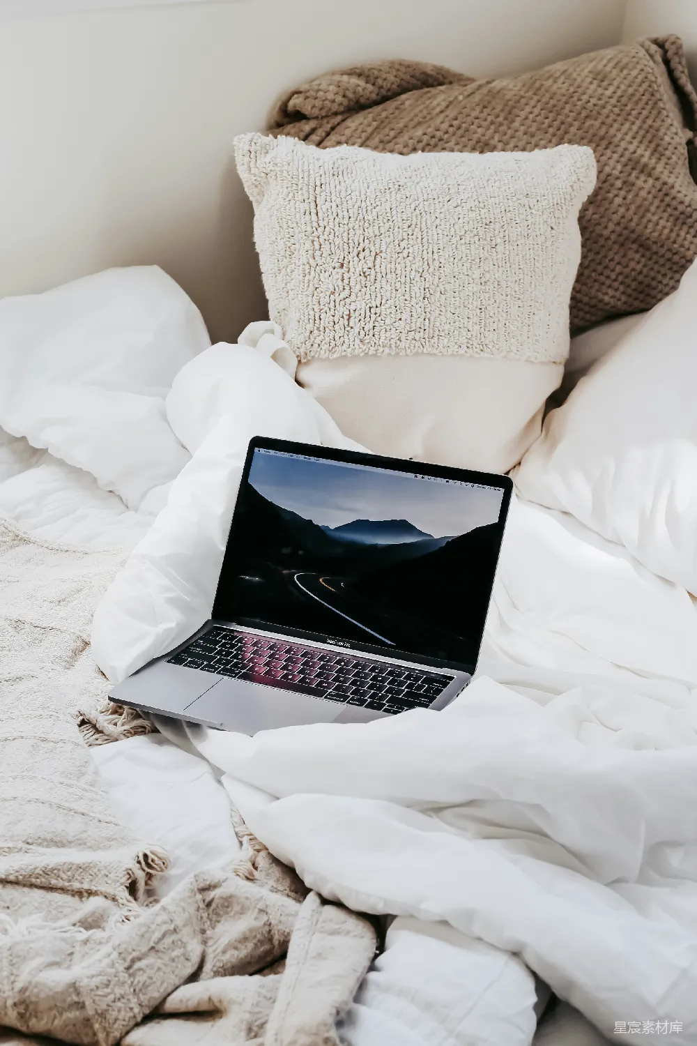 高清摄影  MacBook Pro 在白色床上