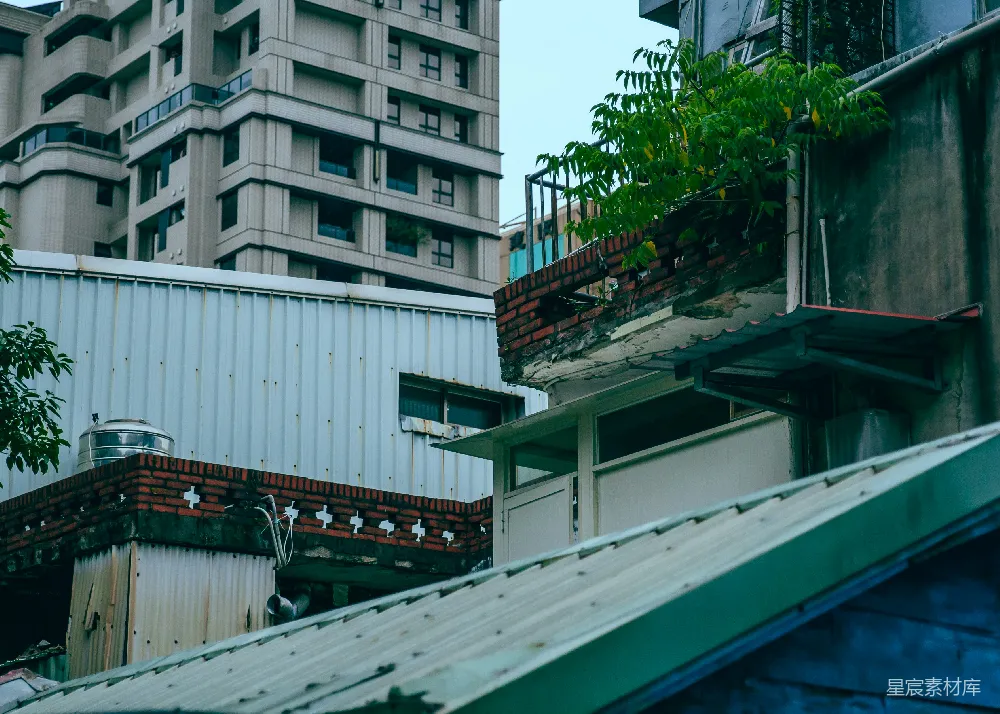 高清摄影  城市屋顶，建筑物和绿植在天空下。