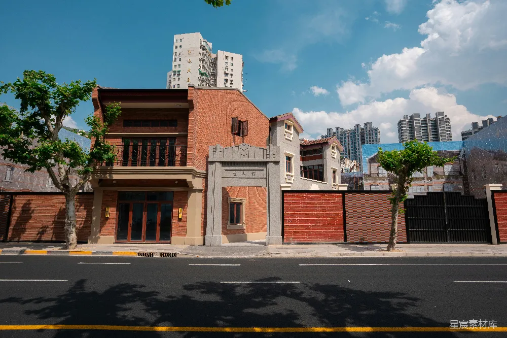 高清摄影  阳光明媚的街道两旁是砖砌的建筑物和树木。