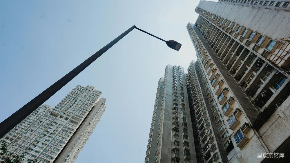 高清摄影  高楼大厦和路灯在晴朗的天空下。