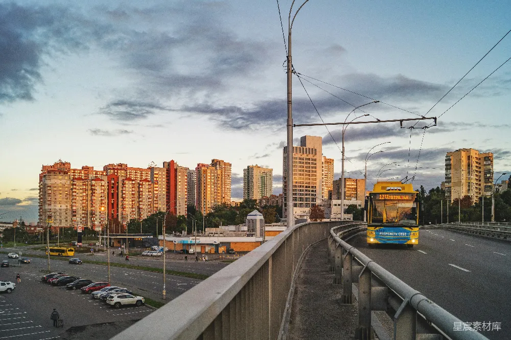 高清摄影  一条城市街道，有公交车和汽车。