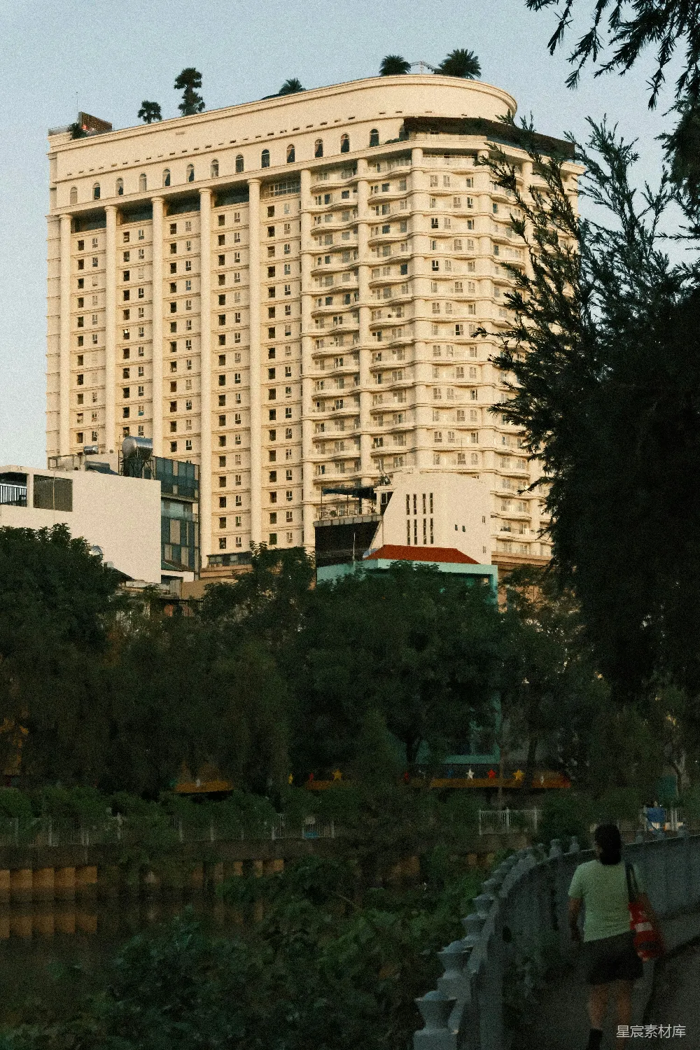 高清摄影  这座现代化的高楼有许多阳台和树木。
