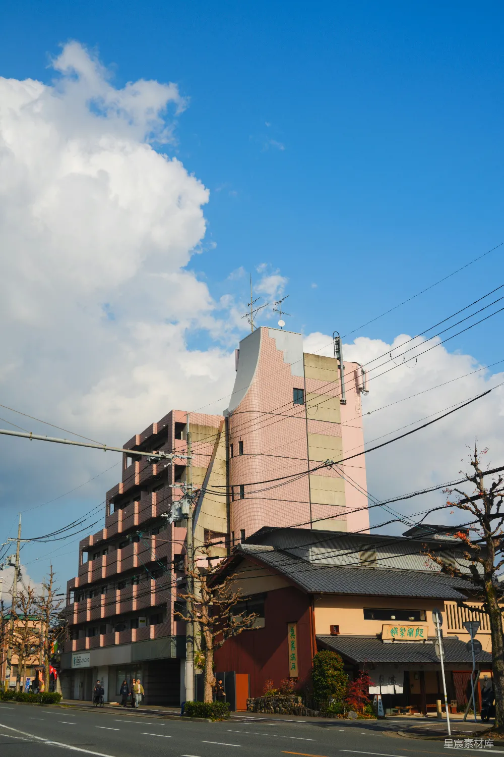 高清摄影 旅行 粉红色的建筑、云朵和电线