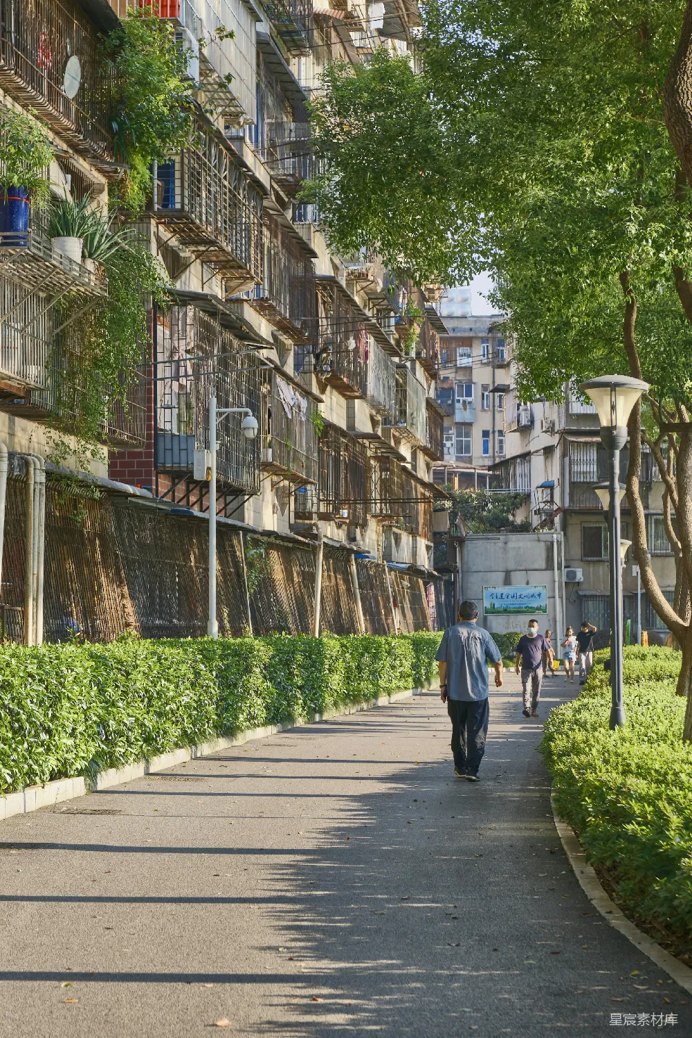 高清摄影  一个男人沿着街道在高楼旁边行走。