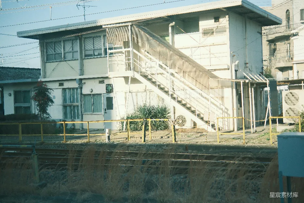 高清摄影  白色建筑，带有室外楼梯和黄色扶手。