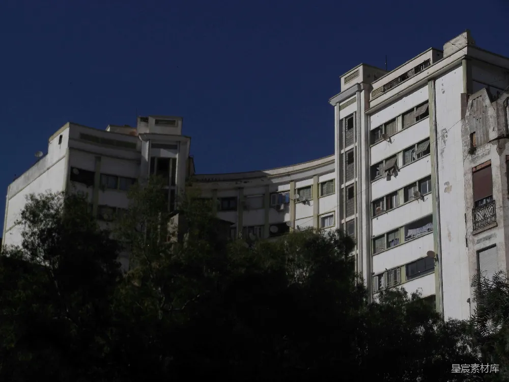 高清摄影  现代的白色建筑在清澈的蓝天背景下。