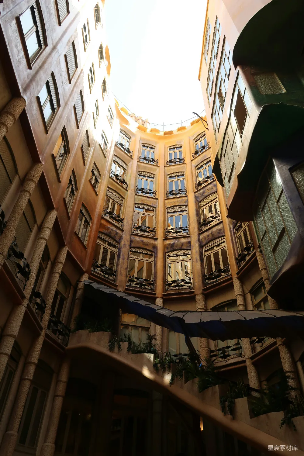 高清摄影  独特的弯曲建筑庭院，有许多窗户，仰望天空。