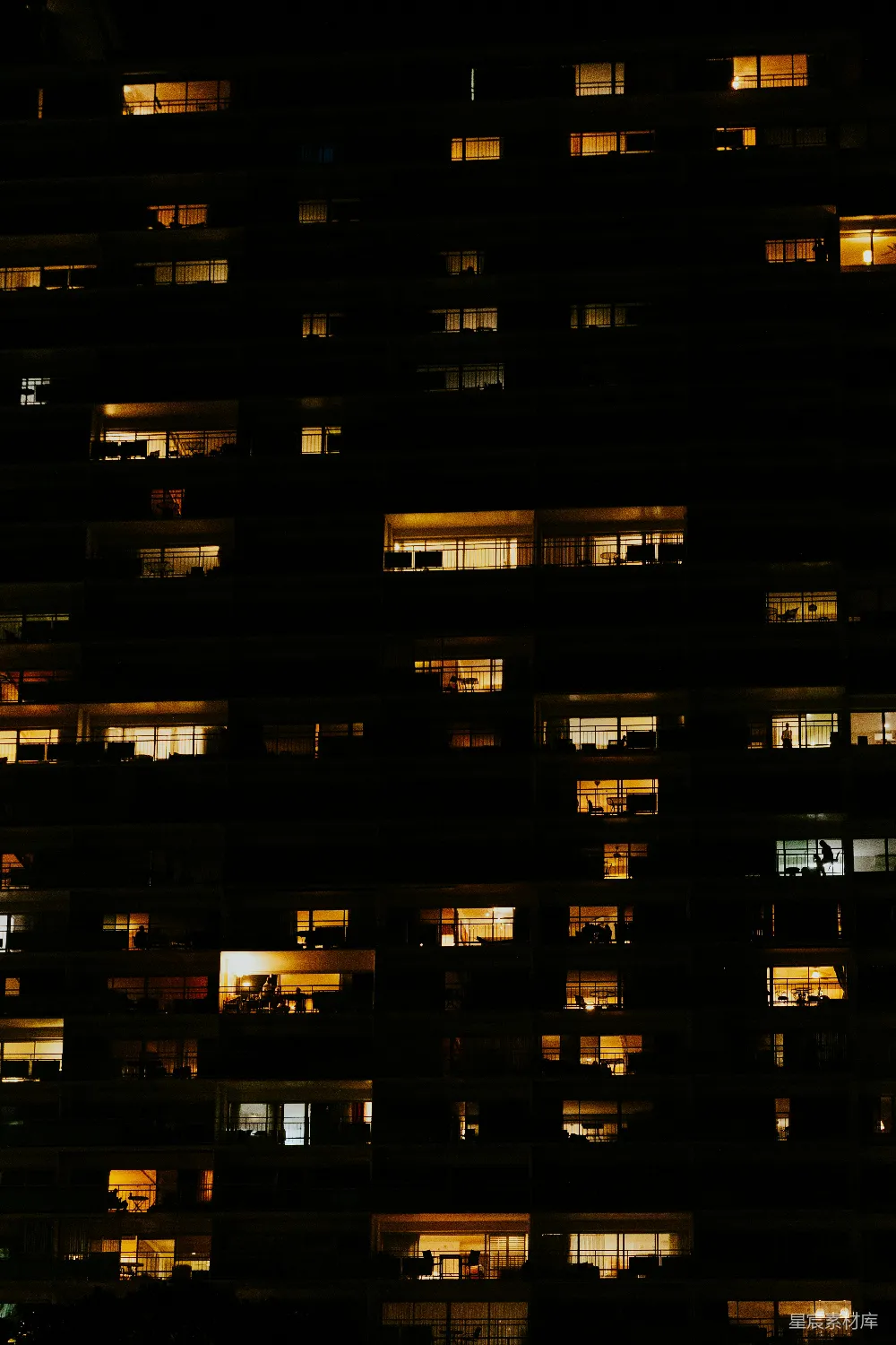 高清摄影  夜晚高楼上的灯火辉煌的窗户