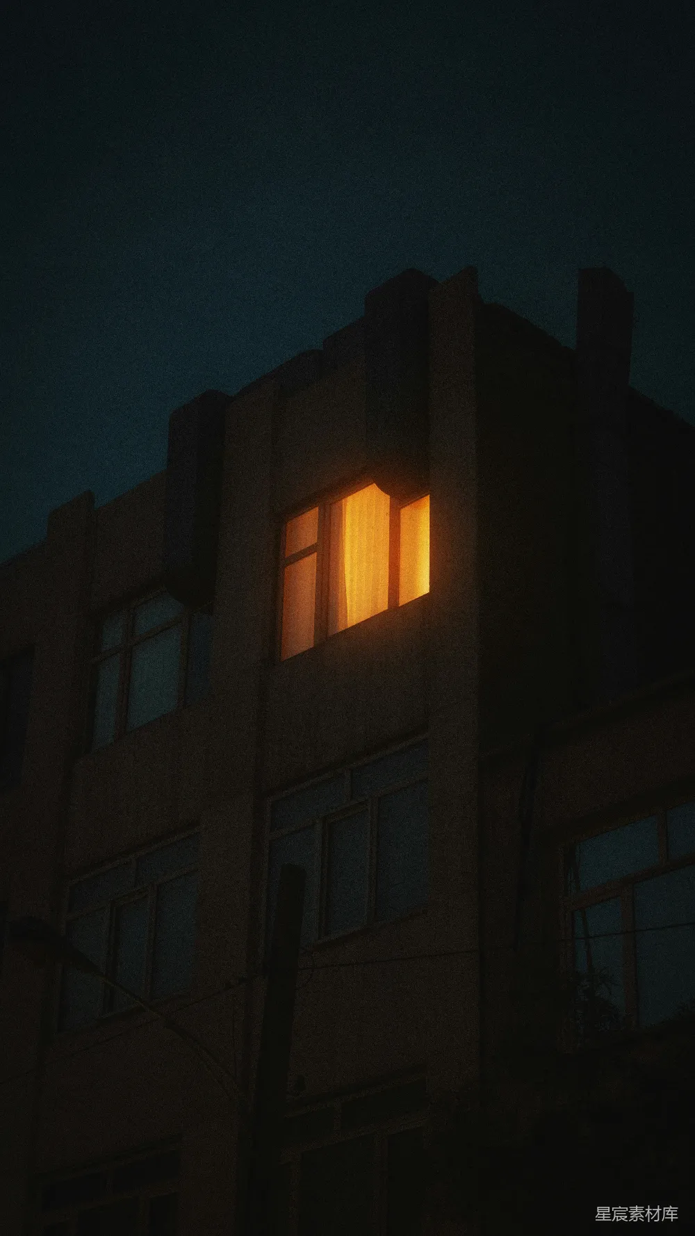 高清摄影 电影 夜晚的一座建筑，只有窗户亮着灯。