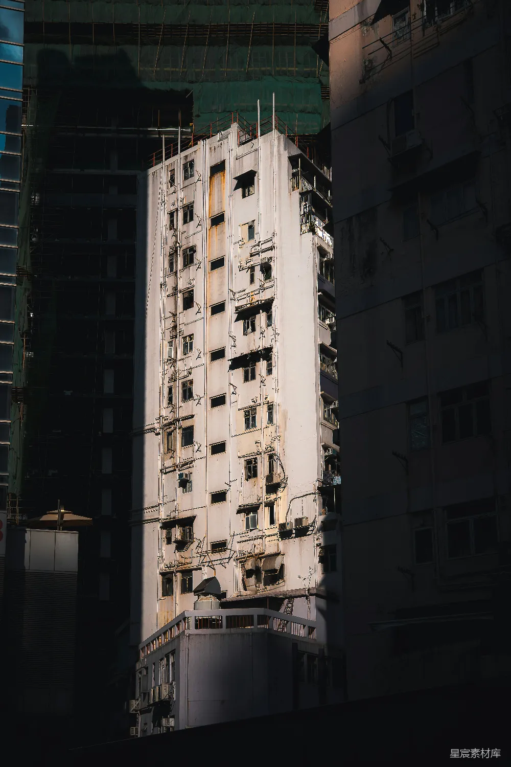 高清摄影  高而窄的白色建筑被深色的建筑包围。
