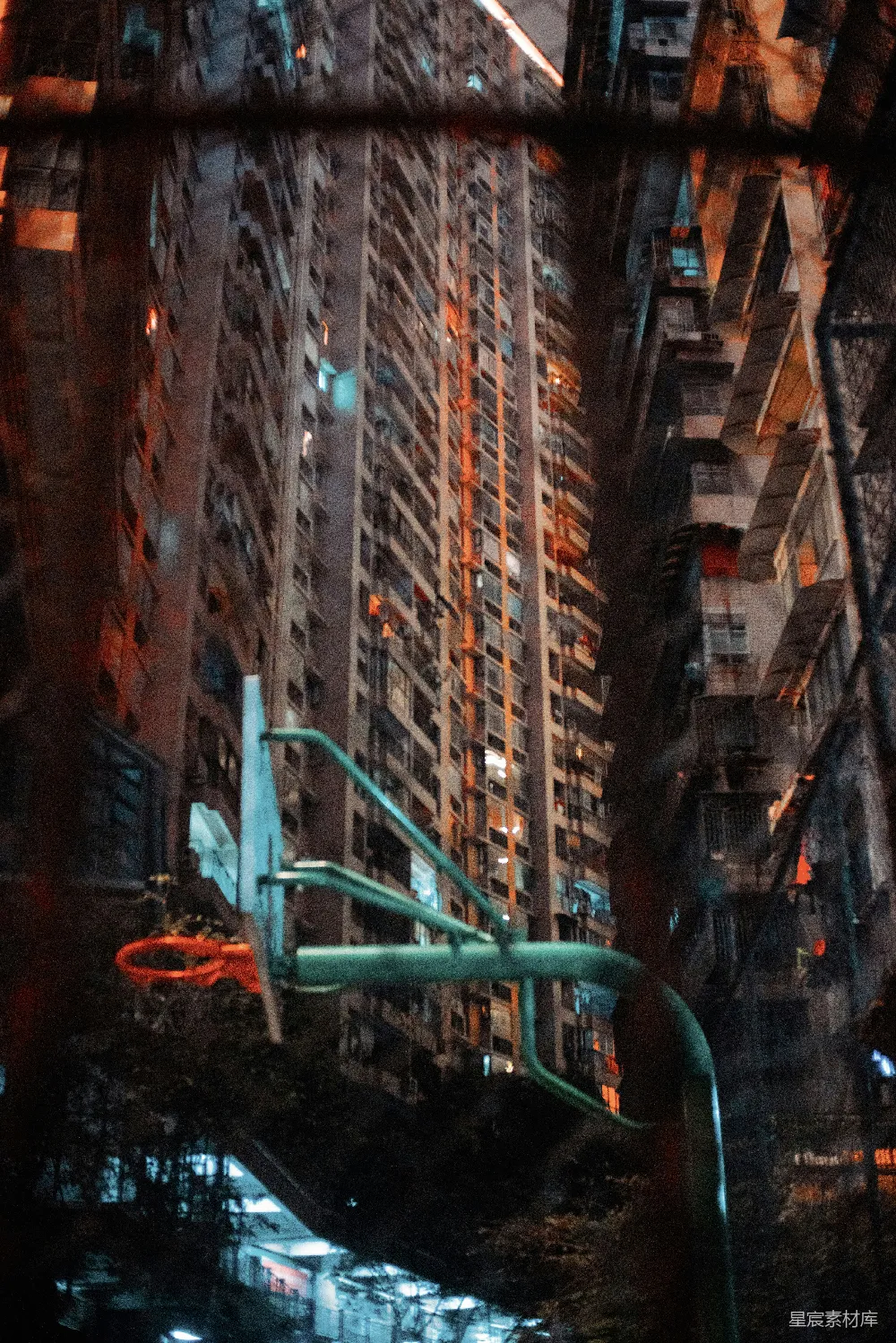 高清摄影  夜晚，高大的公寓楼前的篮球架