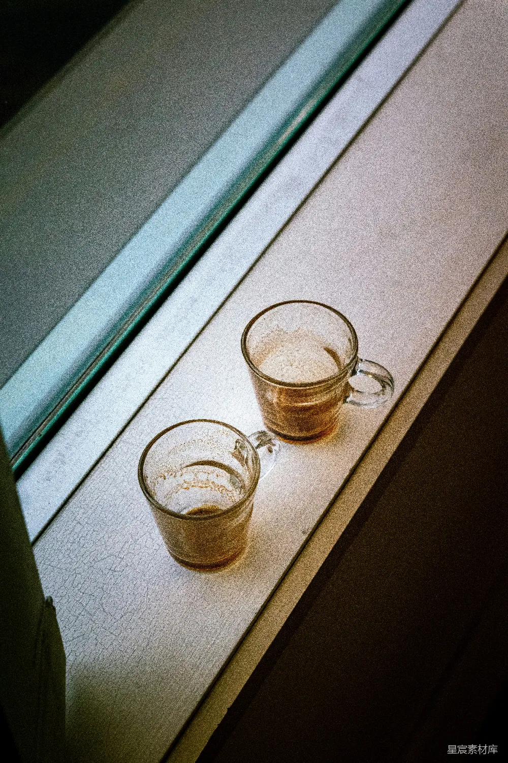 高清摄影  窗台上放着两个空咖啡杯