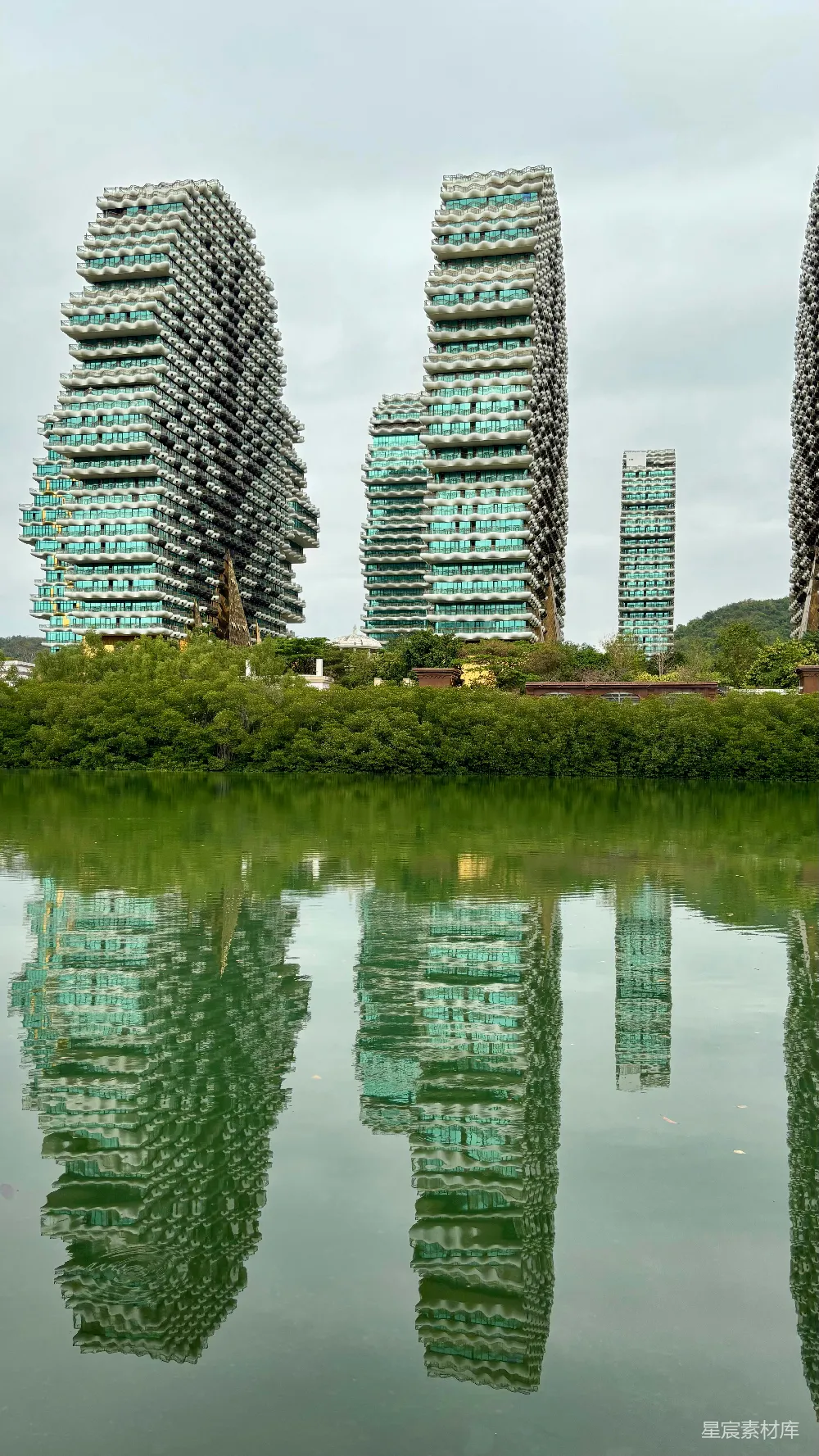 高清摄影  在阴天，平静的水面上倒映着现代建筑。