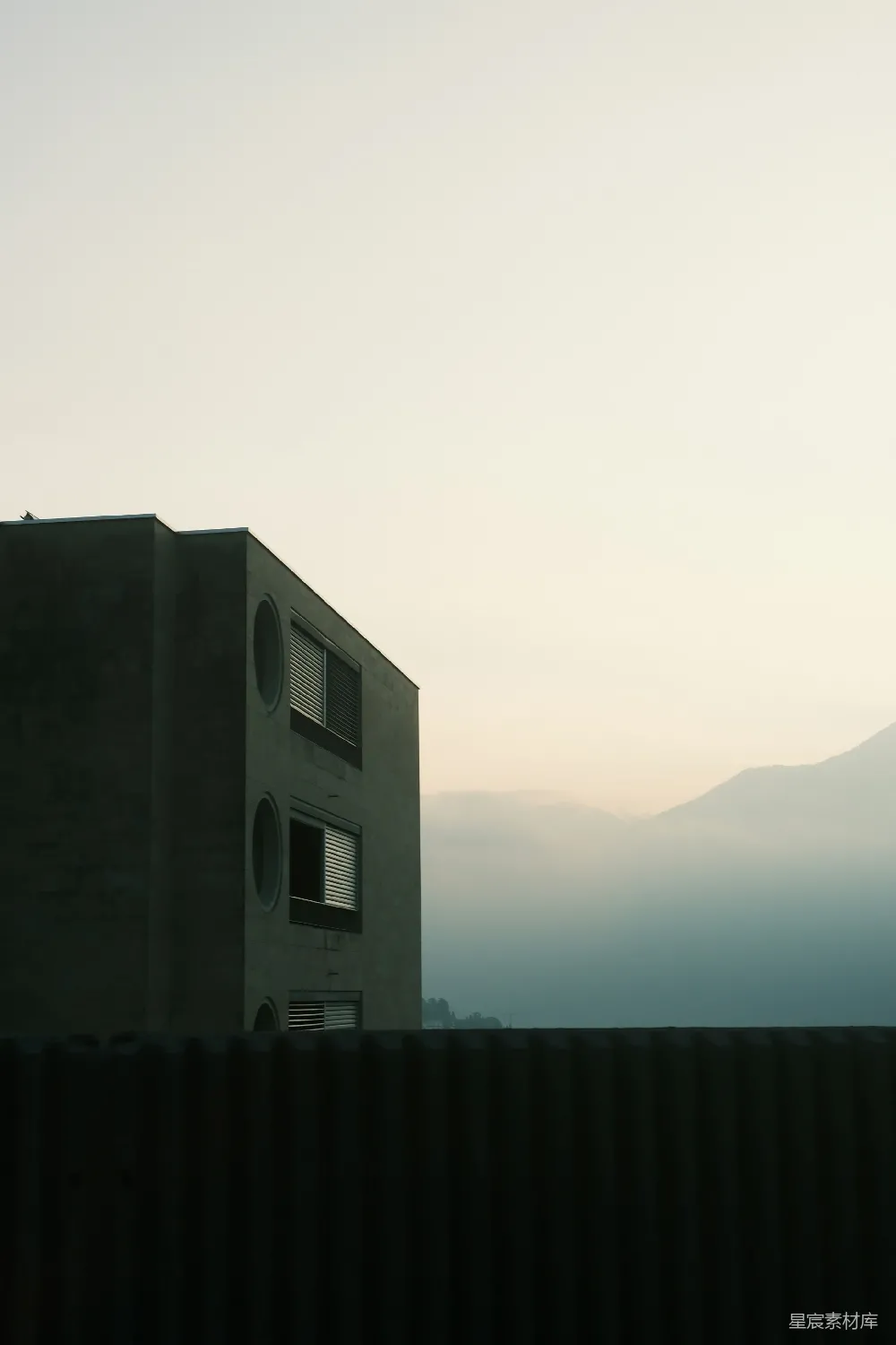高清摄影  晨雾中的山峦与现代建筑
