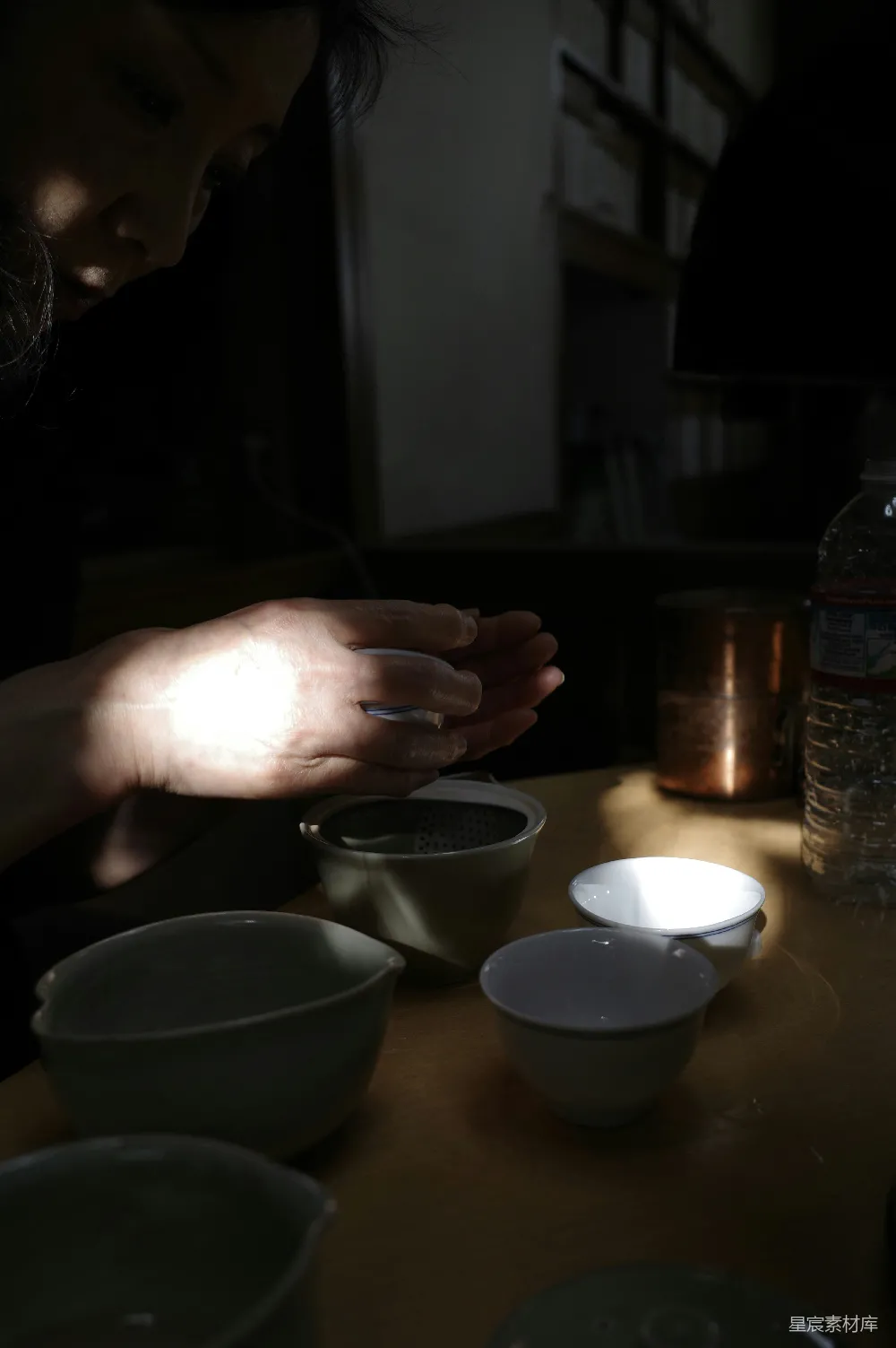 高清摄影  一个人的手里拿着白色的粉末放在碗上。