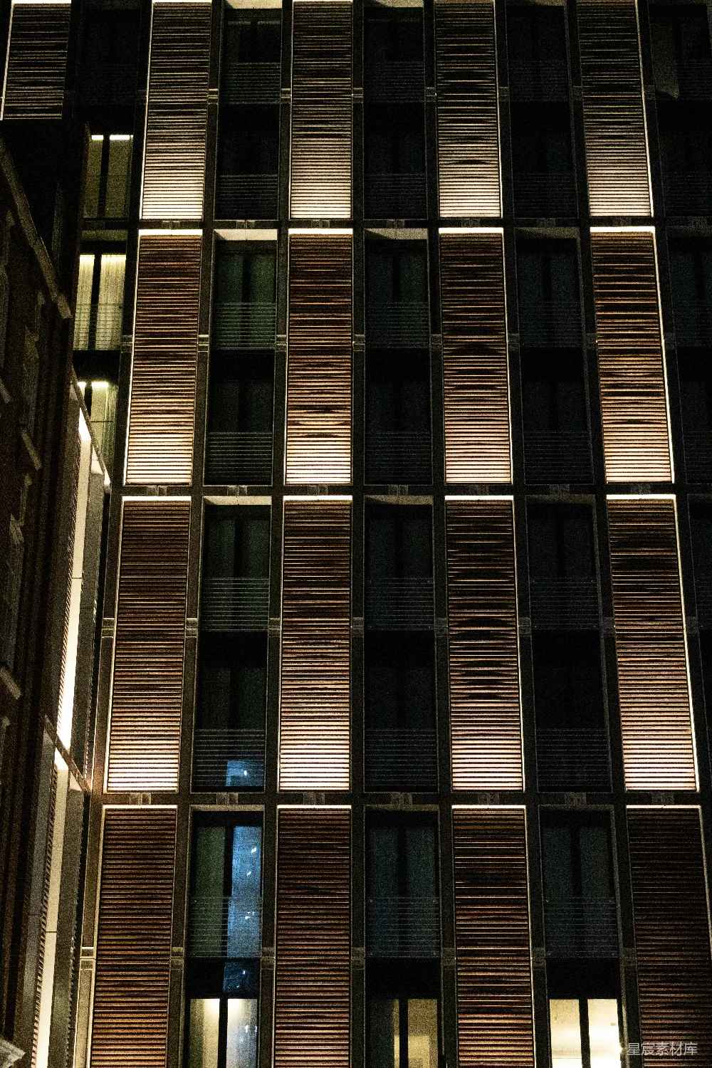 高清摄影  现代建筑外立面在夜晚灯火通明。