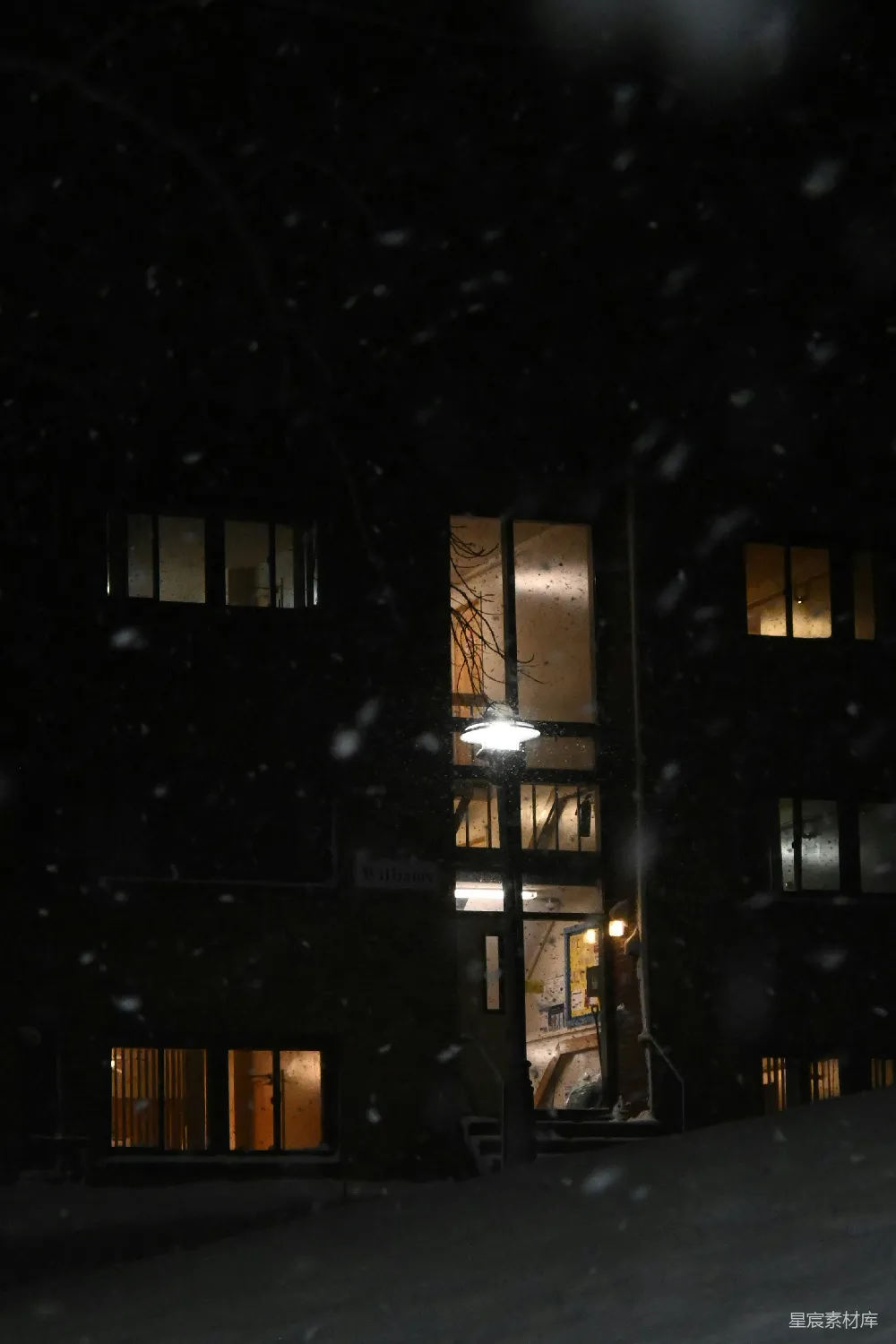 高清摄影  夜晚积雪中的建筑入口