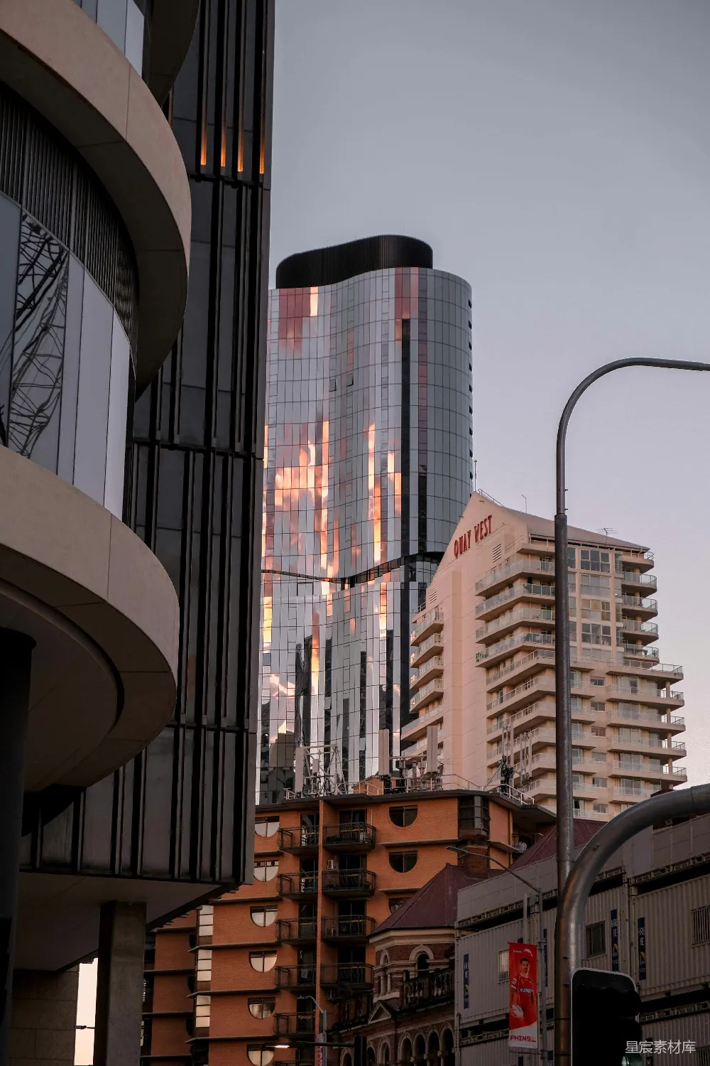 高清摄影  现代摩天大楼在城市中反射着夕阳的光辉。